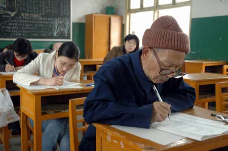 八旬老人参加高等自学考试。老人在考场作答